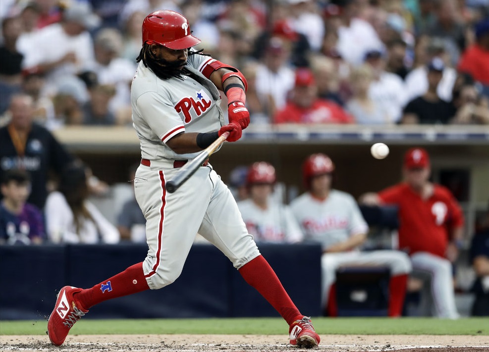 El dominicano Maikel Franco, de los Filis de Filadelfia, dispara un jonrón en el cuarto inning del encuentro ante los Padres de San Diego, el sábado 11 de agosto de 2018 (AP Foto/Gregory Bull)