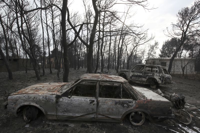 Las consecuencias del incendio forestal en Rafina, al este de Atenas, el 24 de julio del 2018. (AP Photo/Thanassis Stavrakis)