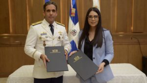 Kenia Lora Abreu, presidenta ejecutiva del CONANI y el general de Brigada, piloto Juan Carlos Torres Robiou, director general del CESTUR.