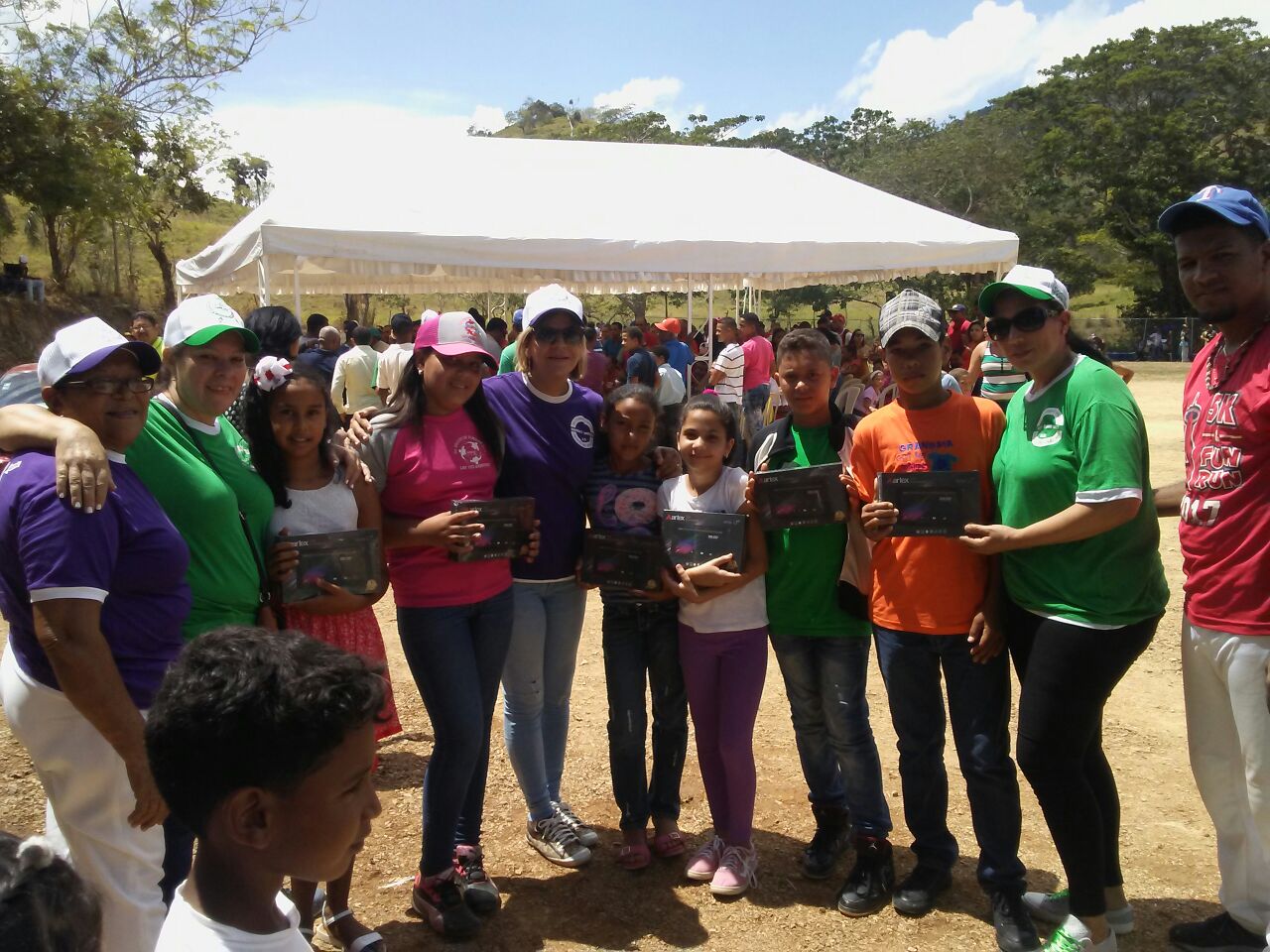 Bajo el lema ‘Familia Unida’, hacieron entrega de útiles escolares a comunidades de escasos recursos económicos, en Jarabacoa.