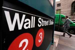Foto de archivo, 15 de abril de 2018, de la entrada al metro de Nueva York en la estación Wall Street. Las acciones abrieron en baja el jueves 2 de agosto de 2018. (AP Foto/Richard Drew, File)