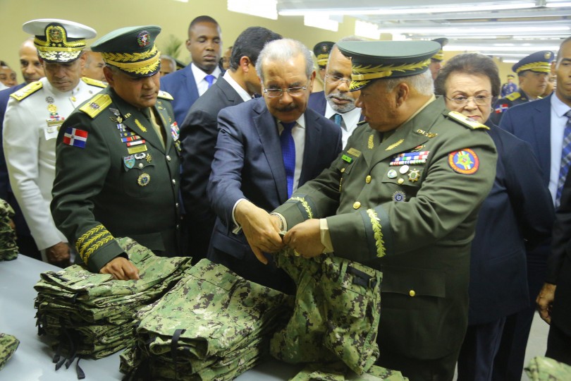 El presidente Danilo Medina al entregar las instalaciones de la Industria Militar en Bonao.
