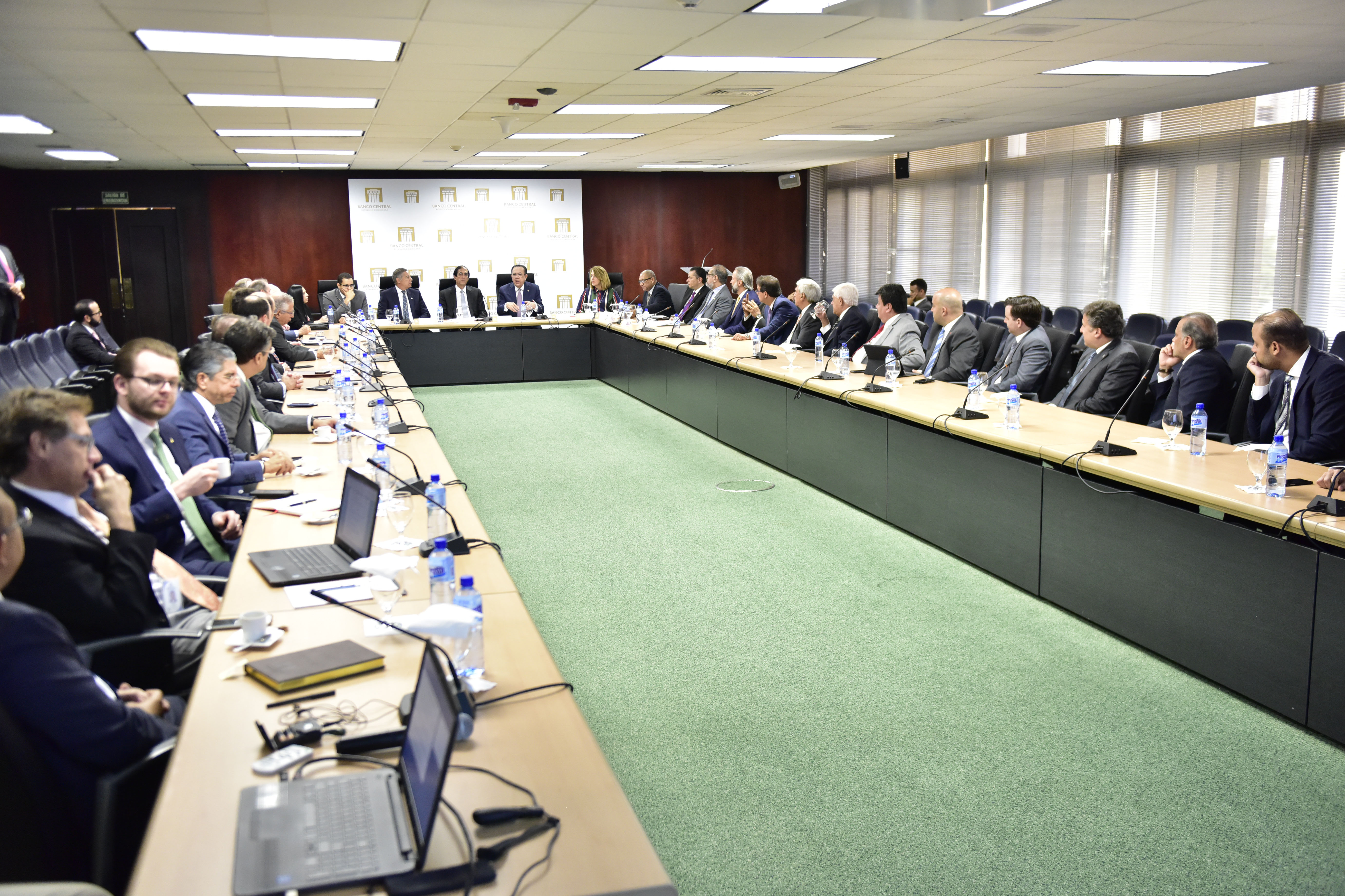 Miembros del Gobiernos reunido con directivos de entidades bancarias.