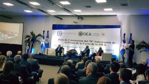 El canciller Miguel Vargas, centro, durante un panel sobre la OEA