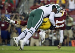 El linebacker Jordan Jenkins (48), de los Jets de Nueva York, golpea al quarterback Alex Smith (11), de los Redskins de Washington, en juego de pretemporada de la NFL el jueves 16 de agosto de 2018, en Landover, Maryland. (AP Foto/Alex Brandon)