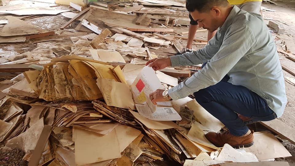 El periodista Camilo Then revisa documentos tirados en el suelo del hospital de Manzanillo