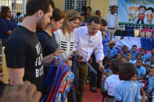 Ito Bisonó y su familia durante jornada de entrega de útiles escolares