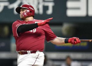 En esta foto del 28 de julio de 2018, el jugador mexicano Japhet Amador de los Rakuten Eagles batea un jonrón ante los SoftBank Hawks en una juego de la liga japonesa. (Kyodo News vía AP)