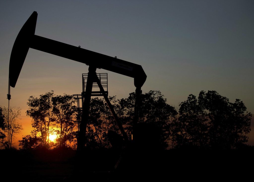 En esta foto de archivo del 19 de febrero de 2015, el sol se pone detrás de un pozo petrolero en un campo cerca de El Tigre, un pueblo cerca de lo que se conoce como la faja petrolífera del Orinoco en Venezuela. (AP Foto/Fernando Llano, Archivo)