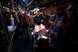 Venezolanos en uno de los mercados capitalinos