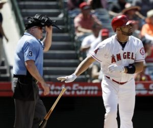 Albert Pujols pega jonrón para ayudar en la victoria de los Angelinos.