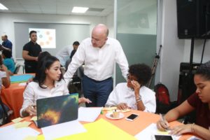 Francisco Domínguez Brito, precandidato presidencial del Partido de la Liberación Dominicana (PLD), junto a jóvenes y especialistas que debaten sobre el desempleo.