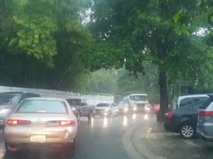 Dificuldad en el tránsito en Arroyo Hondo producto de las lluvias por una vaguada.