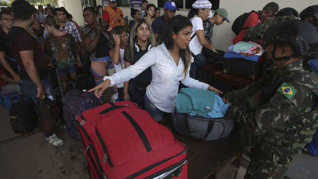 ARCHIVO - En esta fotografía de archivo del 9 de marzo de 2018 puede verse a venezolanos en un control fronterizo de la ciudad de Pacaraima, en el estado de Roraima, Brasil.