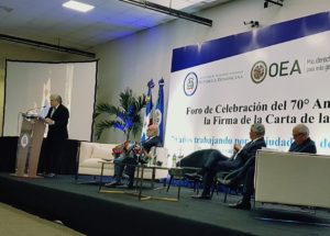 El presidente de la Organización de Estados Americanos (OEA), Luis  Almagro, habla durante panel en RD