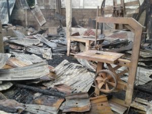 Uno de los talleres de muebles destruidos por incendio en Santiago. Foto Ricardo Flete.