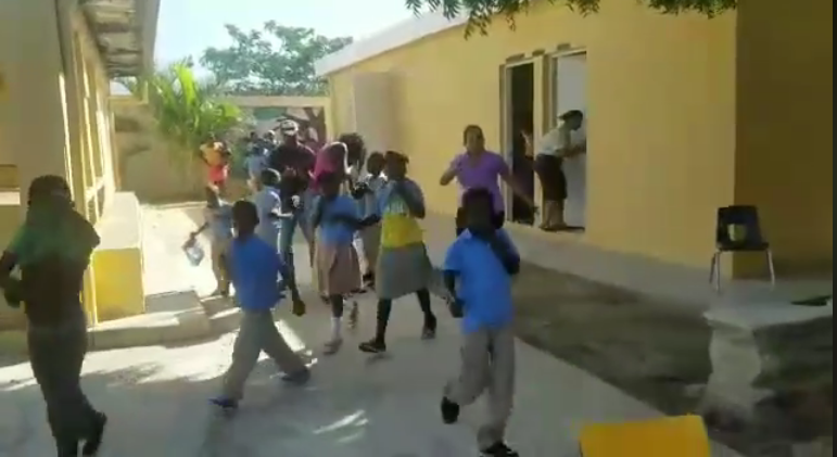 Niños corren despavoridos tras resultar afectados con una de las bombas lacrimógenas lanzadas en escuela de Barahona