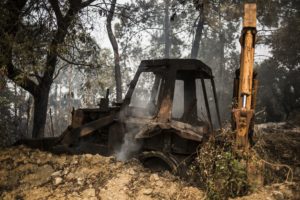 Una excavadora calcinada en un incendio, en un bosque a las afueras de Monchique, una localidad del sur de Portugal, en la región de Algarve, el 6 de agosto de 2018. (AP Foto/Javier Fergo)