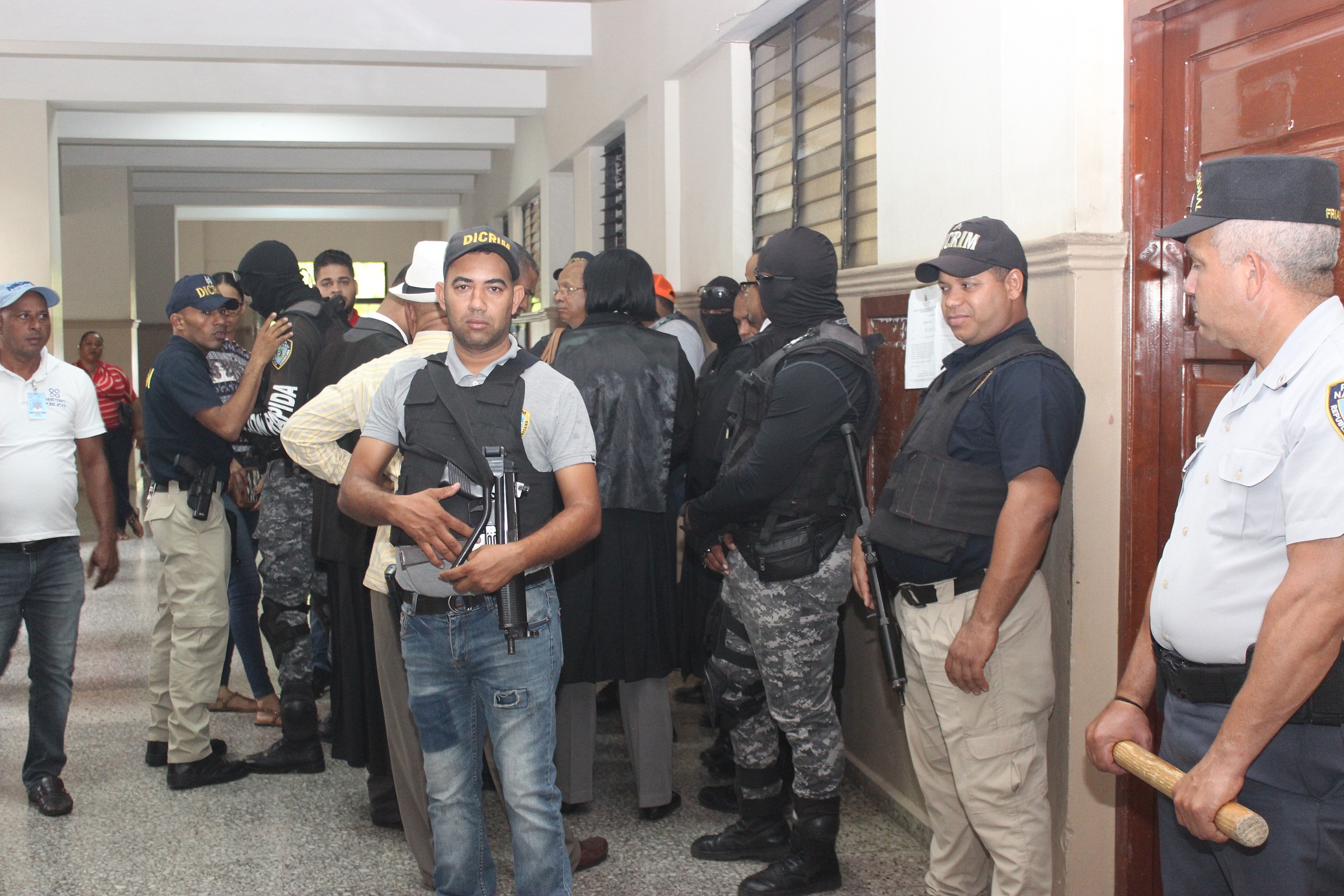 Decenas de agentes policiales resguardan la Fiscalía de la provincia Duarte en el caso de chofer que agredió a un coronel durante un operativo en esta ciudad.