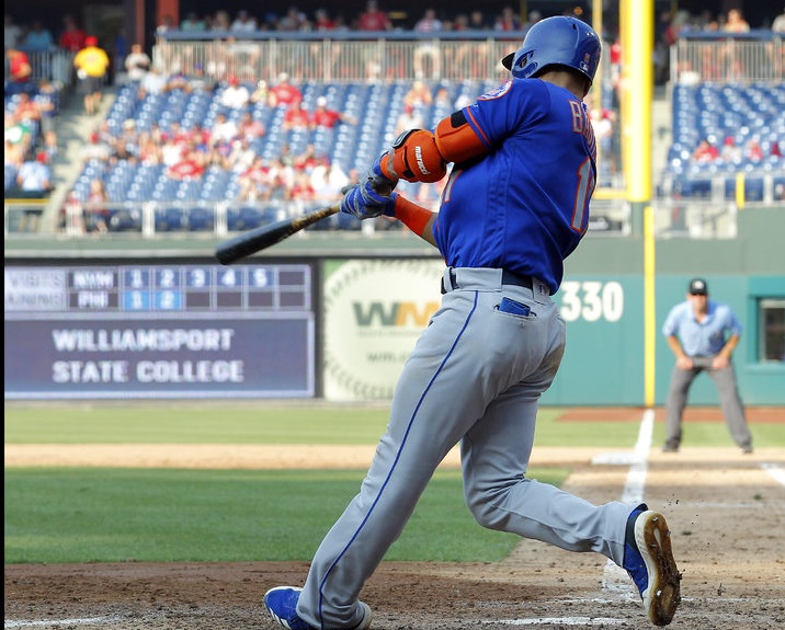 El dominicano José Bautista conecta un grand slam durante el quinto inning del encuentro del jueves 16 de agosto de 2018, ante los Filis de Filadelfia (AP Foto/Tom Mihalek)