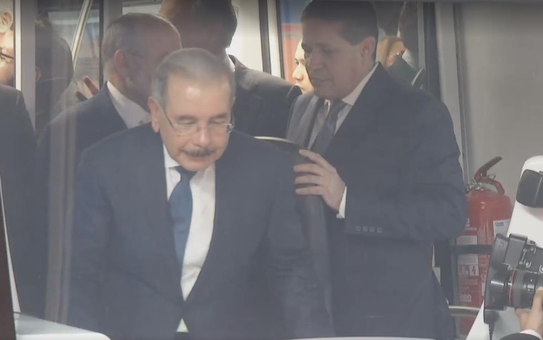 Danilo Medina ingresa a uno de los vagones de la Línea 2B del Metro