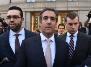 Michael Cohen, ex abogado personal de Donald Trump, sale de su edificio en Nueva York el martes, 21 de agosto del 2018.