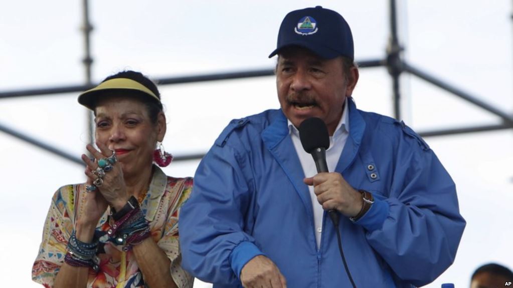 El presidente Daniel Ortega habla a sus partidarios mientras su esposa y vicepresidenta Rosario Murillo lo aplaude en Managua, Nicaragua, el miércoles 29 de agosto de 2018.
