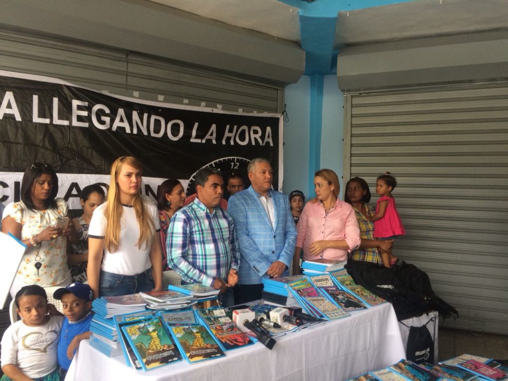 El dirigente comunitario Vinicio Aquino Figuereo entregó útiles escolares a niños de SDO