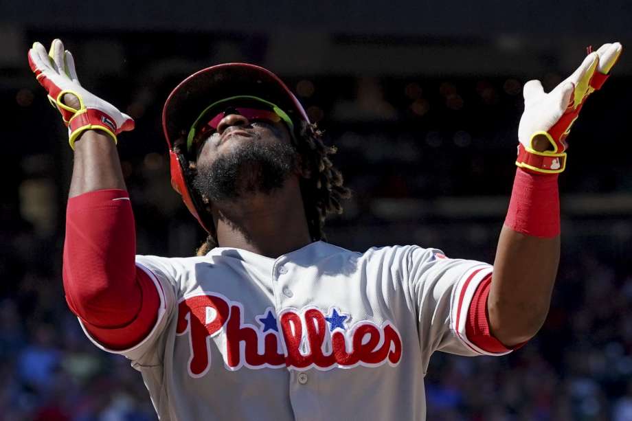 Odúbel Herrera (37) de los Filis de Filadelfia aplaude en el plato tras batear un jonrón ante los Nacionales de Washington, el jueves 23 de agosto de 2018. (AP Foto/Andrew Harnik)