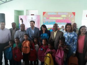 Vice alcaldesa Valentina Cruz al momento de la entrega de útiles escolares