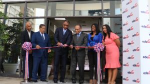 Durante la inauguración de la Oficina de Libre Acceso a la Información Pública de EDESUR.