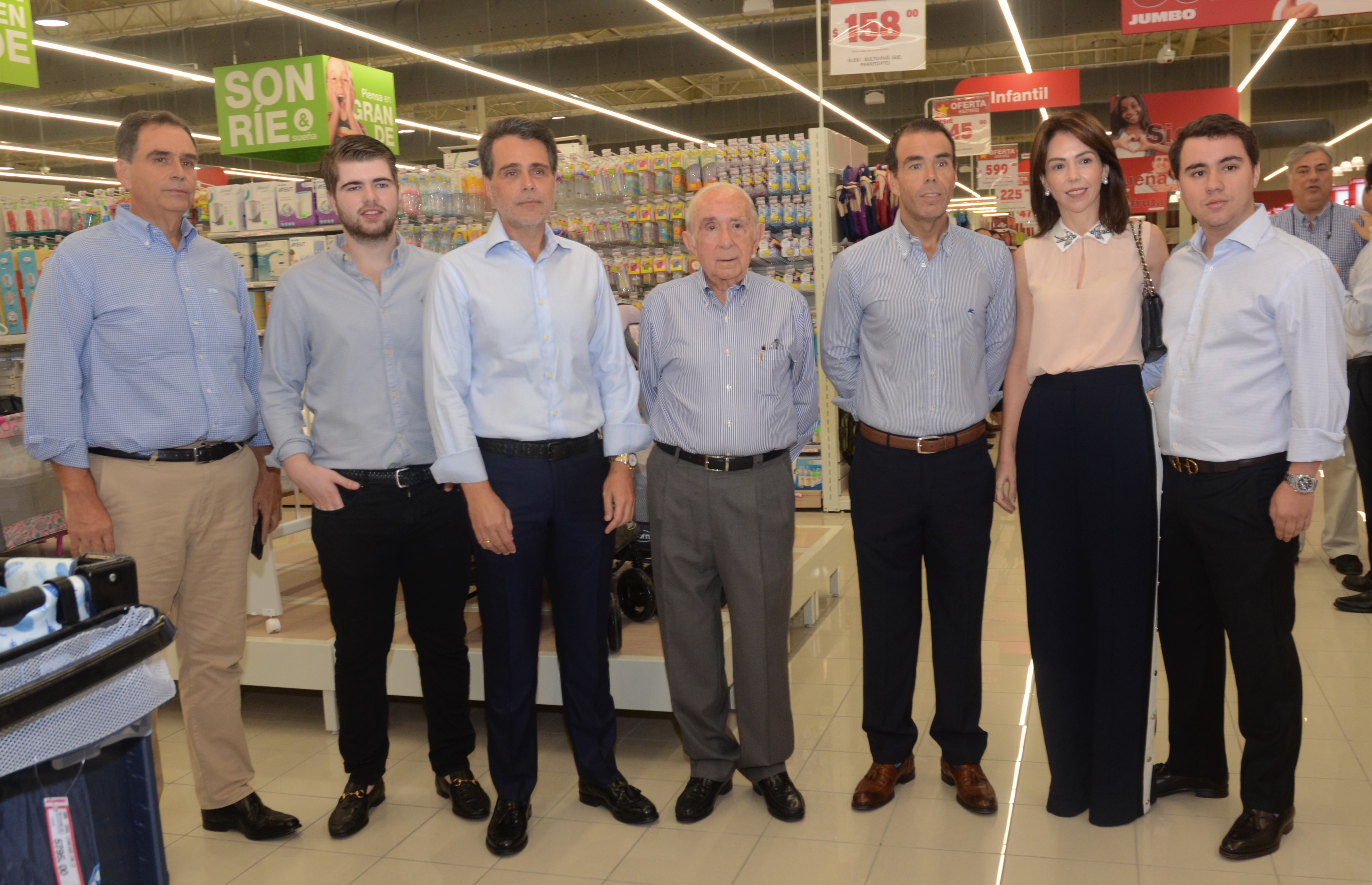 Desde la izquierda José Miguel González, Rodrigo González, Alejandro González, José González, José Manuel González Cuadra, Isabel González, Manuel González. Inauguración Jumbo San Isidro.