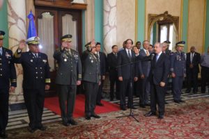 El presidente Danilo Medina al momento de juramentar los nuevos comandantes militares