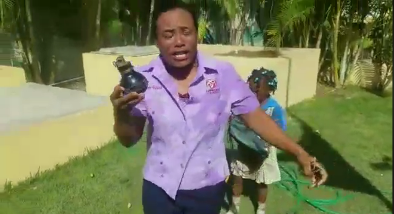 Una mujer sostiene una de las bombas lacrimógenas lanzadas en escuela de Barahona