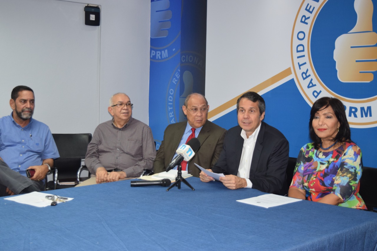 Directivos del PRM en rueda de prensa.