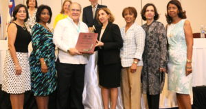 Hospital Robert Reid. Asociacion Dominicana de Investigaciones Pediatricas reconoce al Dr. Feris Iglesias