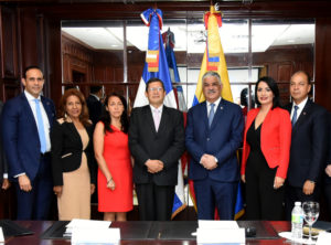 Canciller Miguel Vargas junto a funcionarios de Colombia y del Mirex.