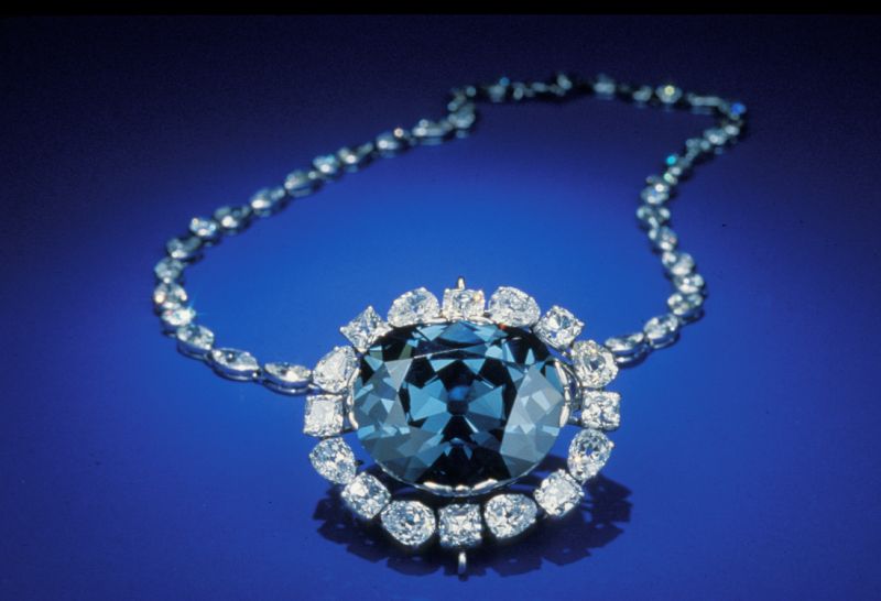 Esta foto sin fecha proveída por la Smithsonian Institution muestra el diamante azul Hope. Los diamantes azules son los más raros de todos y cómo se formaron hace más de mil millones de años es un misterio. Ahora los científicos piensan que tienen al menos una idea. (Dane Penland/Smithsonian Institution via AP)