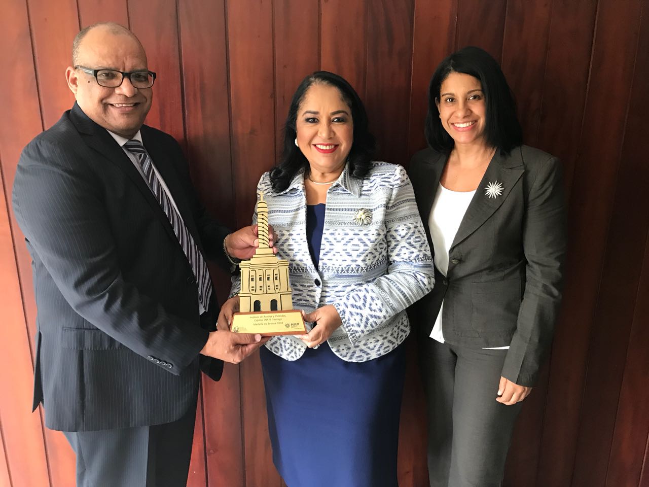 La administradora general del INAVI, Maritza López de Ortiz, al momento de recibir el reconocimiento.