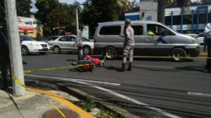 Motocicleta dejada por delincuentes al asaltar mensajero en Santiago.