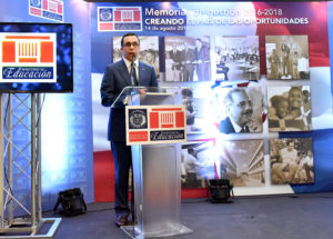 El ministro de Educación, Andrés Navarro, al presentar las memorias de gestión institucional.