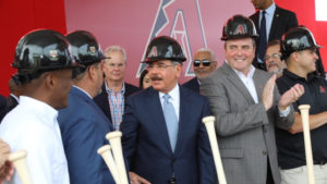 El presidente Danilo Medina en el primer palazo complejo Arizona Diamondbacks, en Boca Chica, junto a directivos de la organización