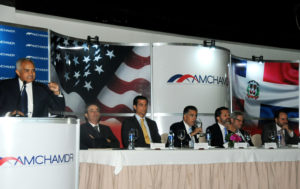 El ministro de Agricultura Osmar Benítez expone durante el evento.