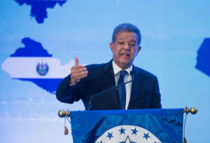 El expresidente de la República, Leonel Fernández, diserta en foro del Parlacen.