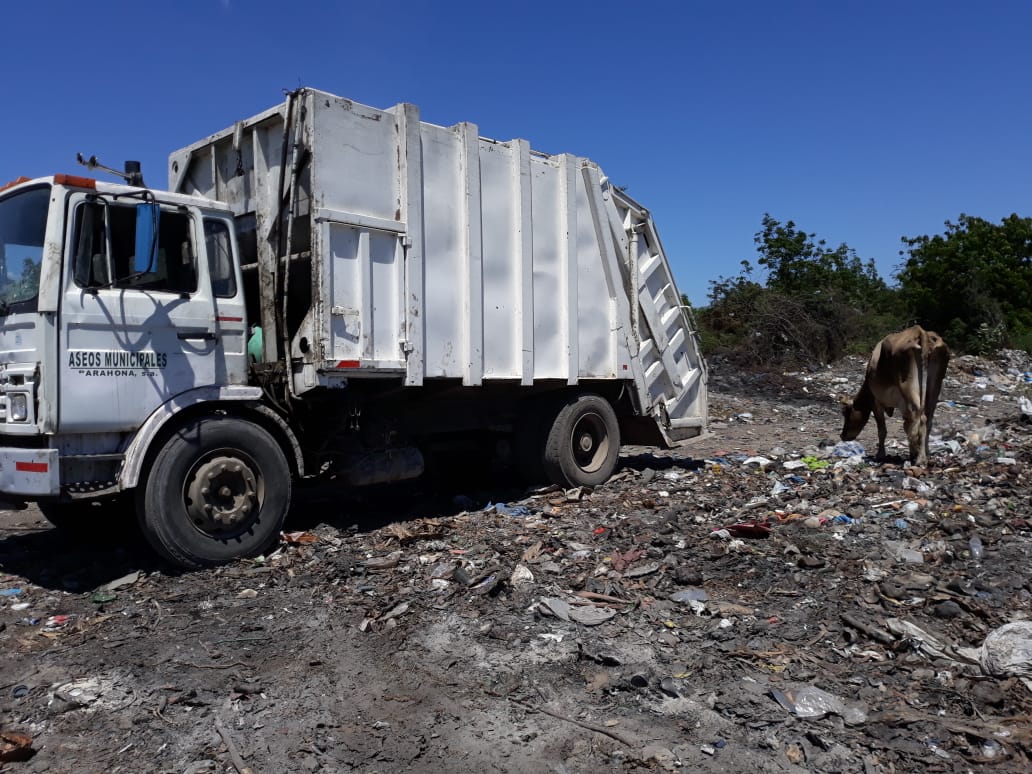 Camión dentro de vertedero en Las Salinas, municipio Villa Central, en Barahona. Foto Adalgisa Corcino