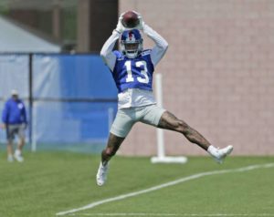 El receptor de los Giants de Nueva York, Odell Beckham Jr., atrapa el balón durante los campamentos de entrenamiento de la NFL en East Rutherford, Nueva Jersey. (AP Foto/Seth Wenig)