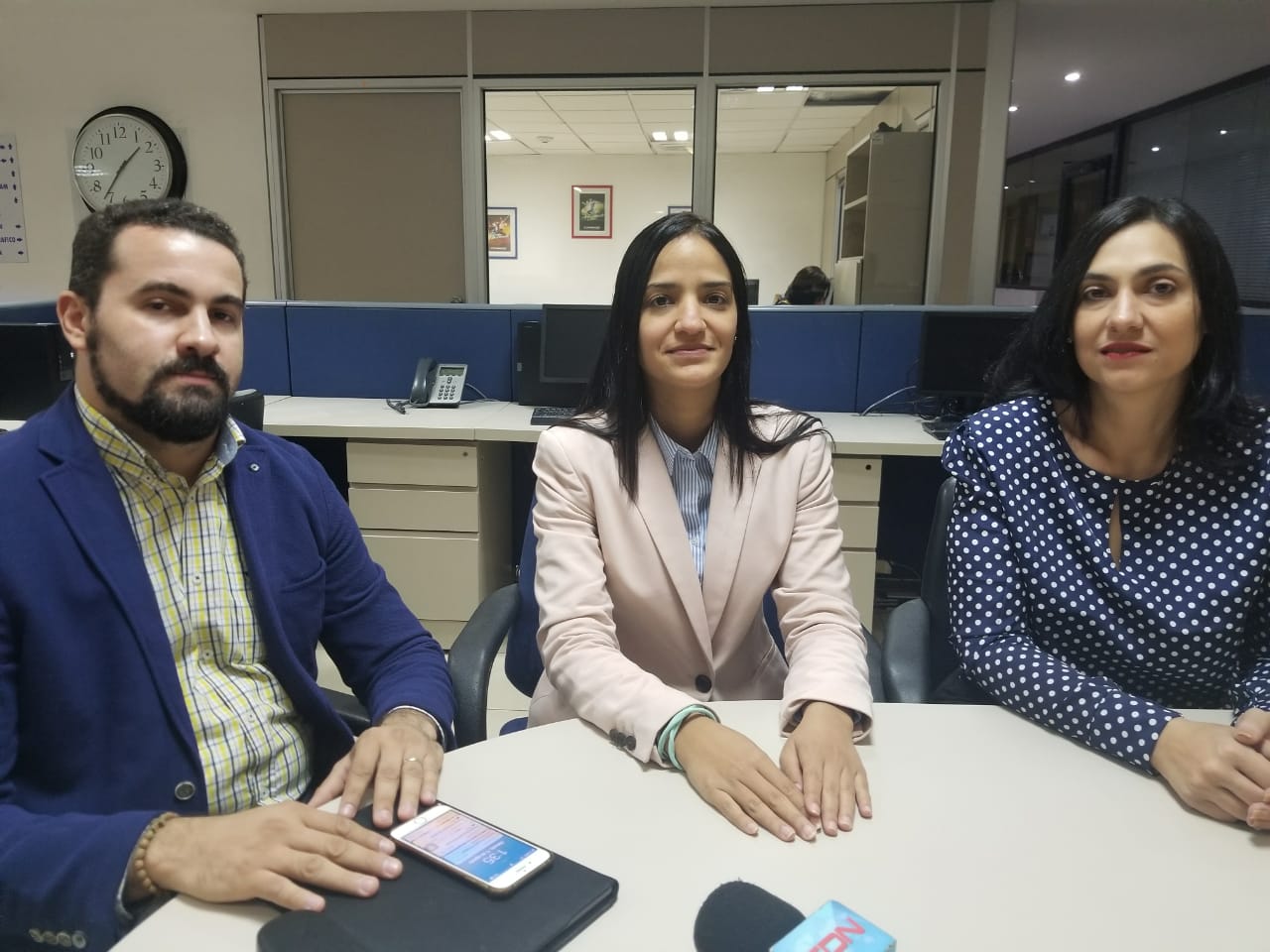 Desde la izquierda los directivos del Conani Cristian Maldonado, Aly Peña y Nathalia Asmar, en visita a Multimedios del Caribe