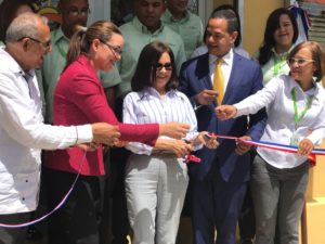 La directora general de Banca Solidaria, Maira Jiménez Pérez, corta la cinta y deja inaugurada sucursal en Santiago.