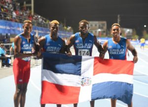 El combinado masculino dominicano tras ganar plata en 4 x 400 metros planos con relevo.