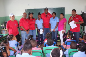 Fundación Jahdiel entrega útiles a decenas de niños en el Duey, en Cotuí.